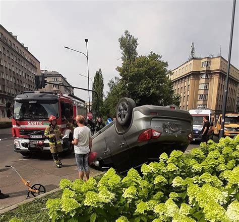 Kraków Poważny wypadek na Alejach Trzech Wieszczów Dachowanie auta