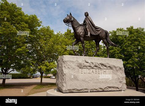 Queen elizabeth statue canada hi-res stock photography and images - Alamy