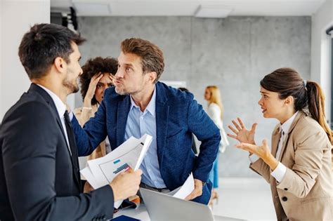 Un Hombre De Negocios Enojado Que Amenaza A Su Colega En La Oficina