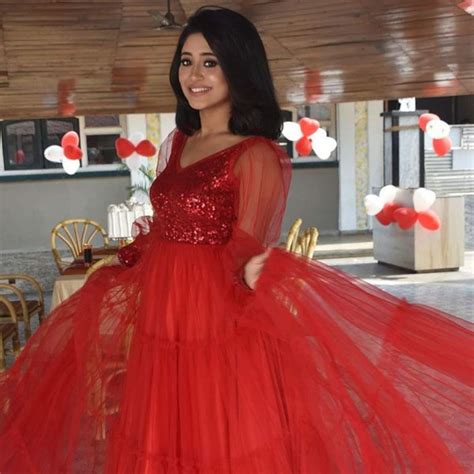 Yeh Rishta Kya Kehlata Hais Shivangi Joshi Sizzles In Gorgeous Red