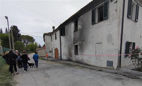 Incendia Auto Ma Va A Fuoco Anche Una Casa