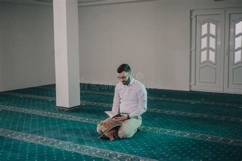 Hombre Musulm N Rezando En Mezquita Y Leyendo El Cor N Foto De Archivo