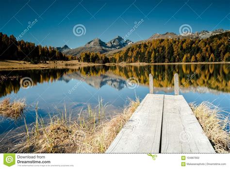 Lago Bonito Da Montanha Um Cais De Madeira Perto De St Moritz Foto