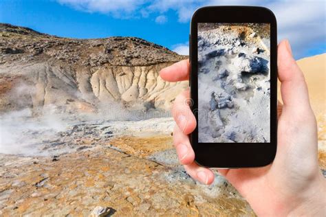 El Turista Fotograf A El G Iser Cido Del Fango En Islandia Foto De