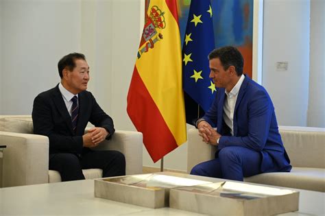 El Presidente Del Gobierno Pedro Sánchez Recibe En La Moncloa A Jong Hee Han Vicepresidente Y