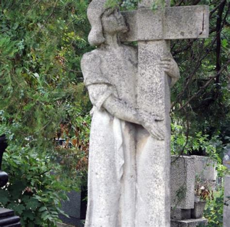 Cementerio De Farkasret Entre Piedras Y Cipreses