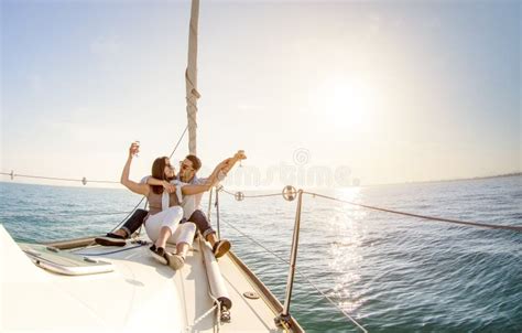 Couples Sur Le Bateau Image Stock Image Du Beau Couples 9998595