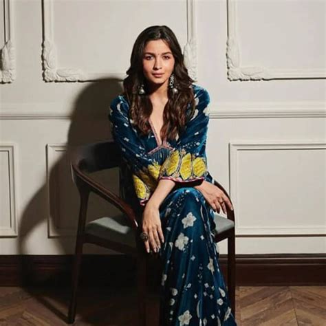 Alia Bhatt आलिया भट्टने सोशल मीडियावर शेअर केले काही खास फोटो पाहा आलियाचे क्यूट फोटो