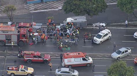 Acidente entre carro e caminhão deixa 2 mortos e 3 feridos na Ligação