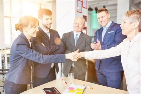 Geschäftsleute geben Handschlag nach Partnerschaft Stock Photo Adobe