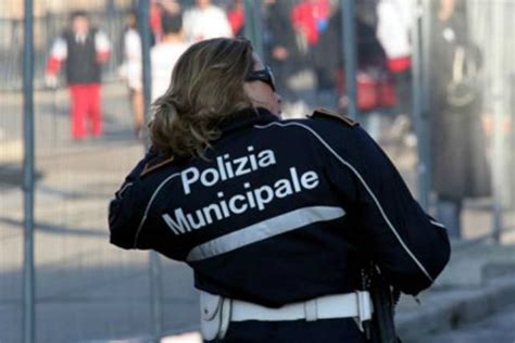 Vigilessa Aggredita Da Un Ambulante Alla Galleria Umberto