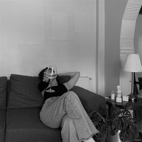 Girl On The Couch Photo Poses Sitting On The Couch Pose Aesthetic