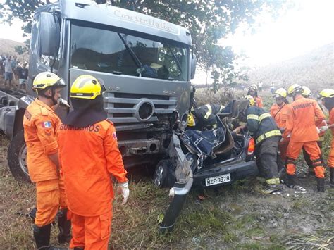 Acidente Entre Caminhão E Carro Deixa Dois Mortos No Interior De