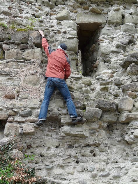 Banco De Imagens Homem Rocha Caminhando Pessoa Aventura Castelo