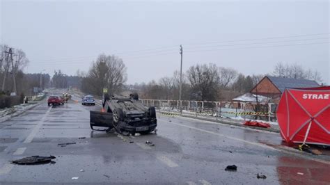 Wypadek w Siennicy Nadolnej Auto dachowało dwie osoby wypadły z