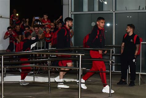 A Gazeta Elenco Do Flamengo Chega Em Vit Ria N O Atende Torcida E