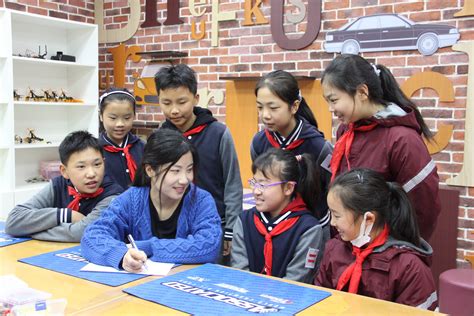 传承红色基因 争做时代新人——普陀教育理论宣讲团成员来武宁路小学开展党史宣讲