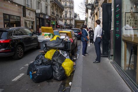 La Basura Se Acumula En Las Calles De Par S Mientras Contin An Las