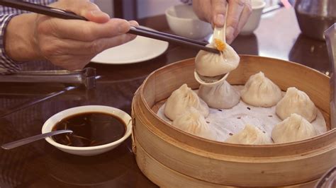 How To Eat A Xiao Long Bao Like A Boss Youtube