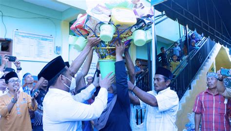 Peserta Maulid Nabi Di Bawean Gresik Dapat Berkat Jumbo Times Indonesia