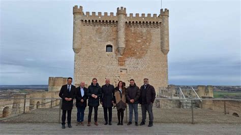 El Castillo M S Famoso De La Provincia De Valladolid Luce Como Nunca