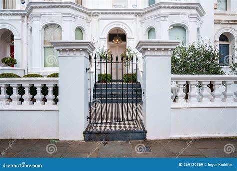 Entrée Fermée Métallique De La Belle Maison Edwardienne Blanche Image