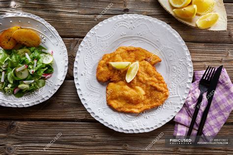 Salchicha Schnitzel Escalope De Ternera Empanada Con Ensalada Trozo