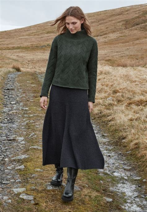 Pin By Ayla Michelle Demir On Amd Clothes Long Wool Skirt Sleek