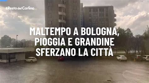 Maltempo a Bologna pioggia e grandine sferzano la città Video