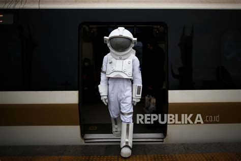 Bagaimana Cara Astronaut Sholat Dan Wudhu Di Luar Angkasa Republika