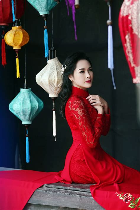 Hot girl dao kéo khoe vẻ đẹp mỹ miều trong tà áo dài dân tộc Báo Dân trí