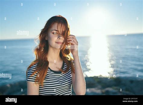 Langhaariger roter bikini Fotos und Bildmaterial in hoher Auflösung Alamy