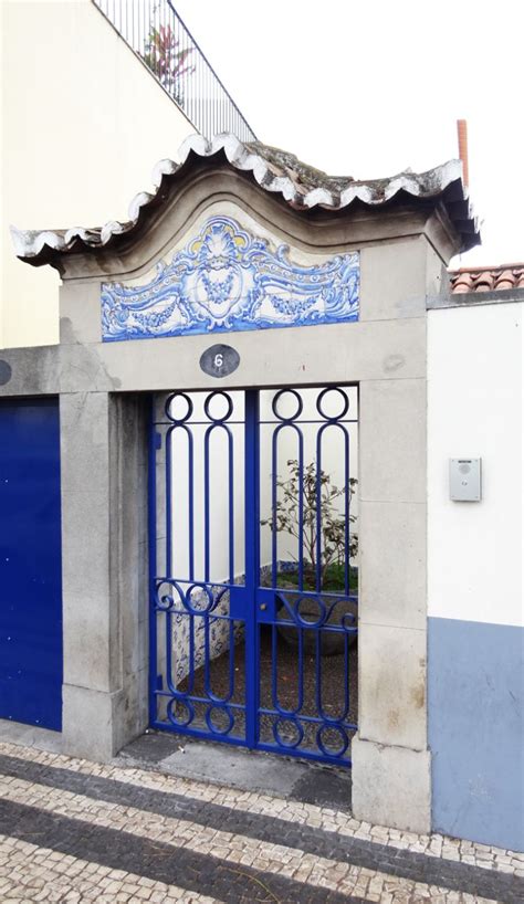 Porta lateral de acesso à capela do edifício da Delegação da Cruz