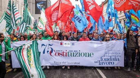 Primo Maggio Corteo A Milano Dei Sindacati Con Pioggia E Vento Euronews