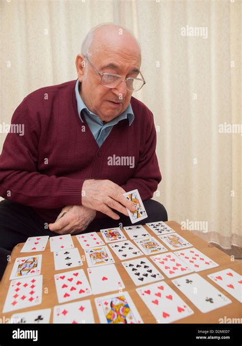 Ancianos Hombre Sentado Jugando A Las Cartas En Su Propio Fotograf A De