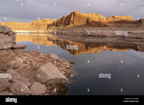 Cliffs Rising Above Lake Powell At Sunset Lake Powell Glen Canyon