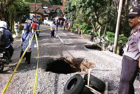 Hujan Lebat Akibatkan Jalan Penghubung Tiga Desa Di Purbalingga