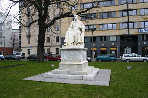 Robert Koch Denkmal Bildhauerei In Berlin