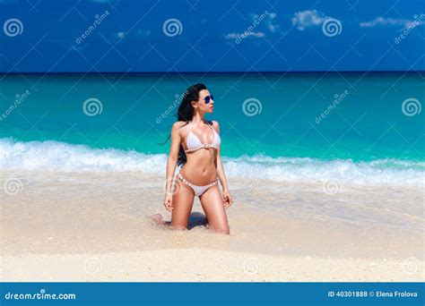 Morenita Hermosa En El Bikini Blanco En Una Playa Tropical Foto De