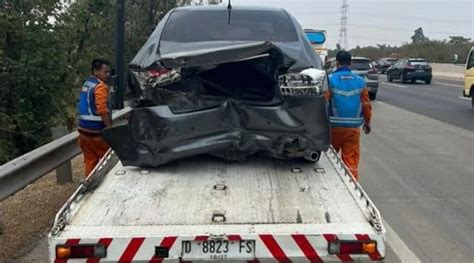 Honda City Dan Avanza Tabrakan Karena Ada Galon Jatuh Di Tol Jagorawi