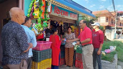 सूर्यको पर्चा दिँदै भोट माग्दै कमल थापा पालिका डायरी