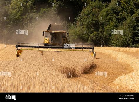 Kineton Gloucestershire England Uk 2022 Combine Harvester