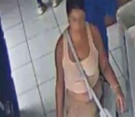 A O Criminosa Mulher Flagrada Por C Meras Furtando Caixa De Som Em Loja