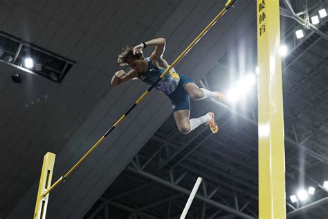 Armand Duplantis bat un nouveau record du monde à trois mois des Jeux