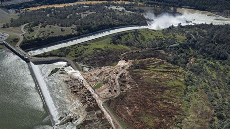 Oroville Dam Emergency Spillway Overflows The Sacramento Bee