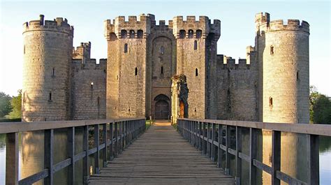 A gate and barbican at a medieval castle - castle.men