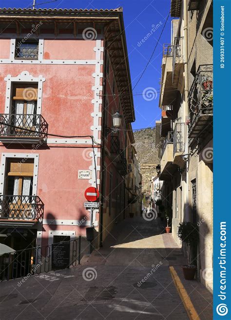 Calle Empedrada Estrecha Y Fachadas En El Pueblo De Relleu Fotograf A