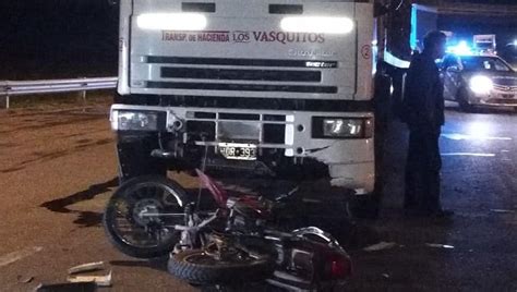 Accidente en ruta 7 y 188 entre una moto y un camión Hay un joven en