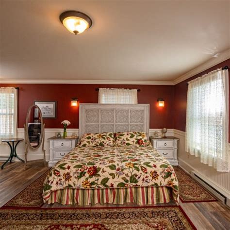 Village Room 211 - The Colonial Inn