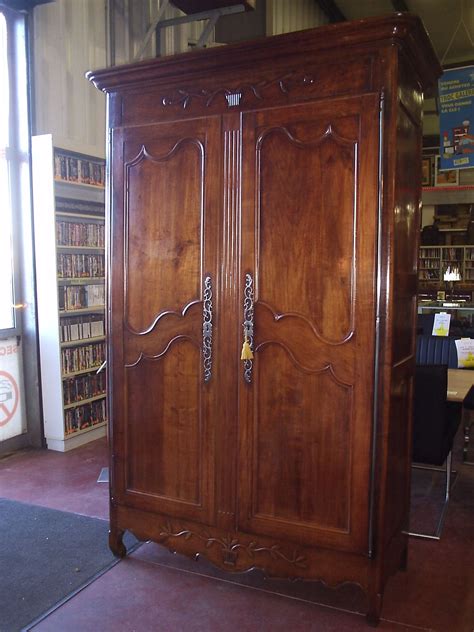 Armoire Ancienne En Noyer 2 Portes Le Specialiste Du Meuble Ancien